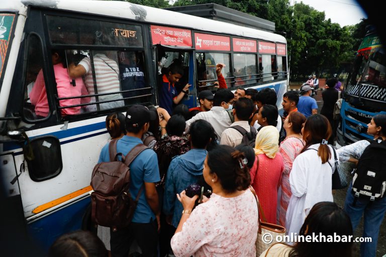 सार्वजनिक यातायात दुर्दशा : गुन्द्रुक जसरी खाँदिन्छन् यात्रु