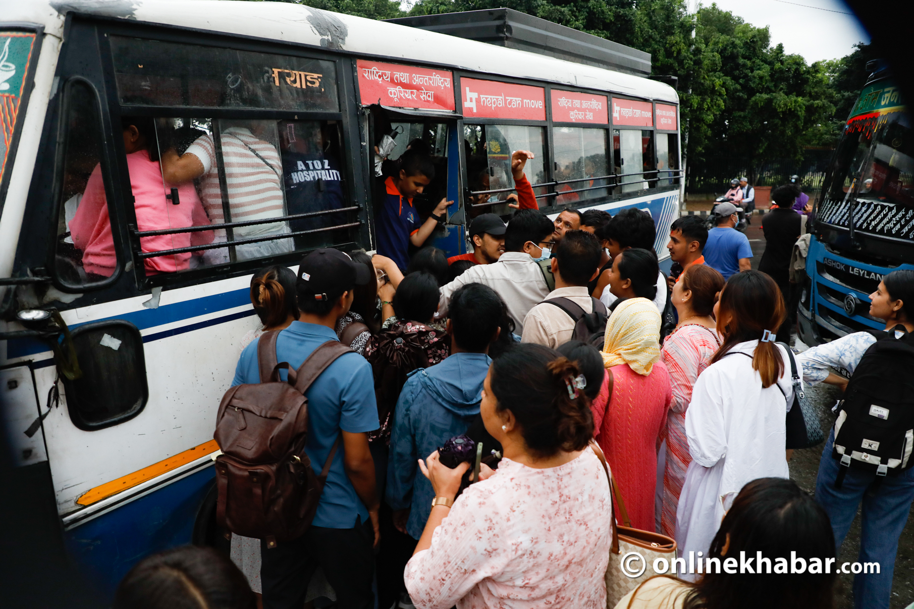 सार्वजनिक यातायात दुर्दशा : गुन्द्रुक जसरी खाँदिन्छन् यात्रु