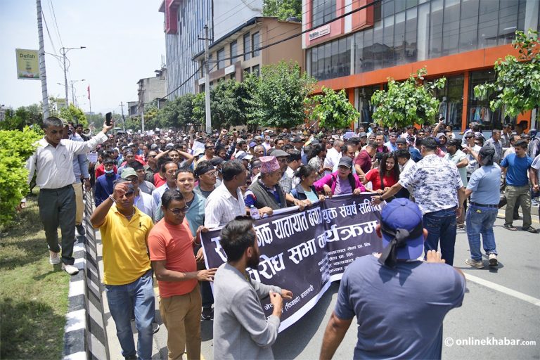 माइतीघर–बानेश्वर खण्डमा यातायात व्यवसायीको प्रदर्शन (तस्वीरहरु)