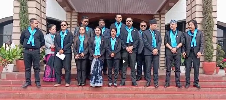 कालो कपडा र निलो रिबन लगाएर संसद पुगे रास्वपा सांसद