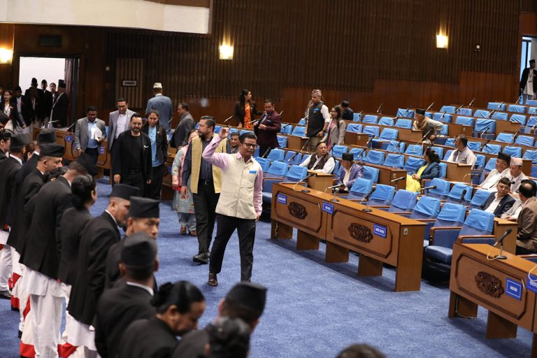 सुरु भयो संसद बैठक, मन्त्रीहरूले जवाफ दिंदै