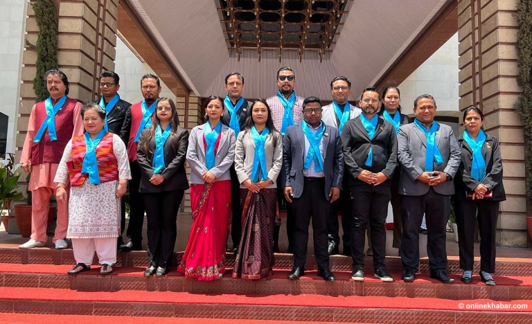 ‘निलो रिबन’ लगाएर संसद पुगे रास्वपा सांसद