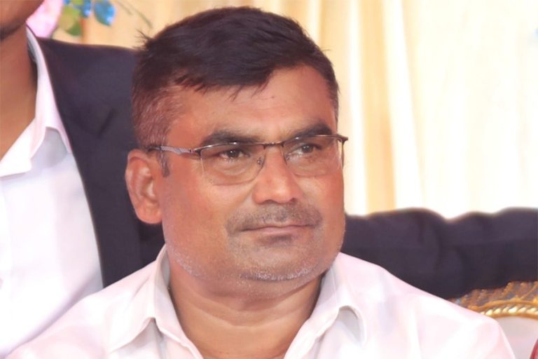 कटहरीका पूर्वअध्यक्ष कामतविरुद्ध मिटरब्याजको उजुरी