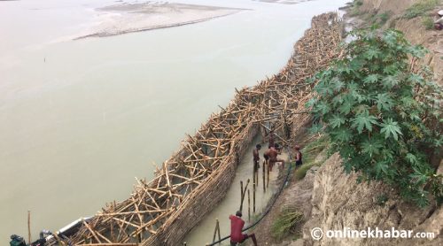 नदी कटान रोक्न राप्तीको खल्ला झगाडियामा आपतकालीन तटबन्ध