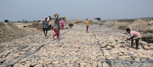 जोखिममा राप्ती किनाराका बस्ती : नदीमा ढुंगा छ, निकालेर तटबन्ध बनाउन मिल्दैन