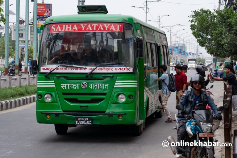 काठमाडौंका सडकमा साझा यातायात र सशस्त्र प्रहरीको बस (तस्वीरहरू)