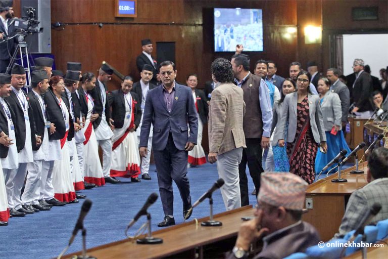 संसद्‍मा रास्वपाको वेल घेराउ, राप्रपाको बहिष्कार