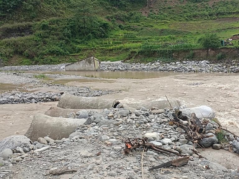 सिन्धुपाल्चोकका ३ ठाउँमा पहिरो, अरनिको राजमार्ग पूर्णरुपमा बन्द