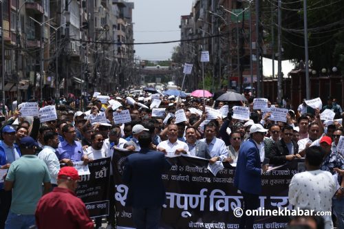 विलासिता कर खारेजीको माग गर्दै सुनचाँदी व्यवसायी सडकमा (तस्वीरहरु)