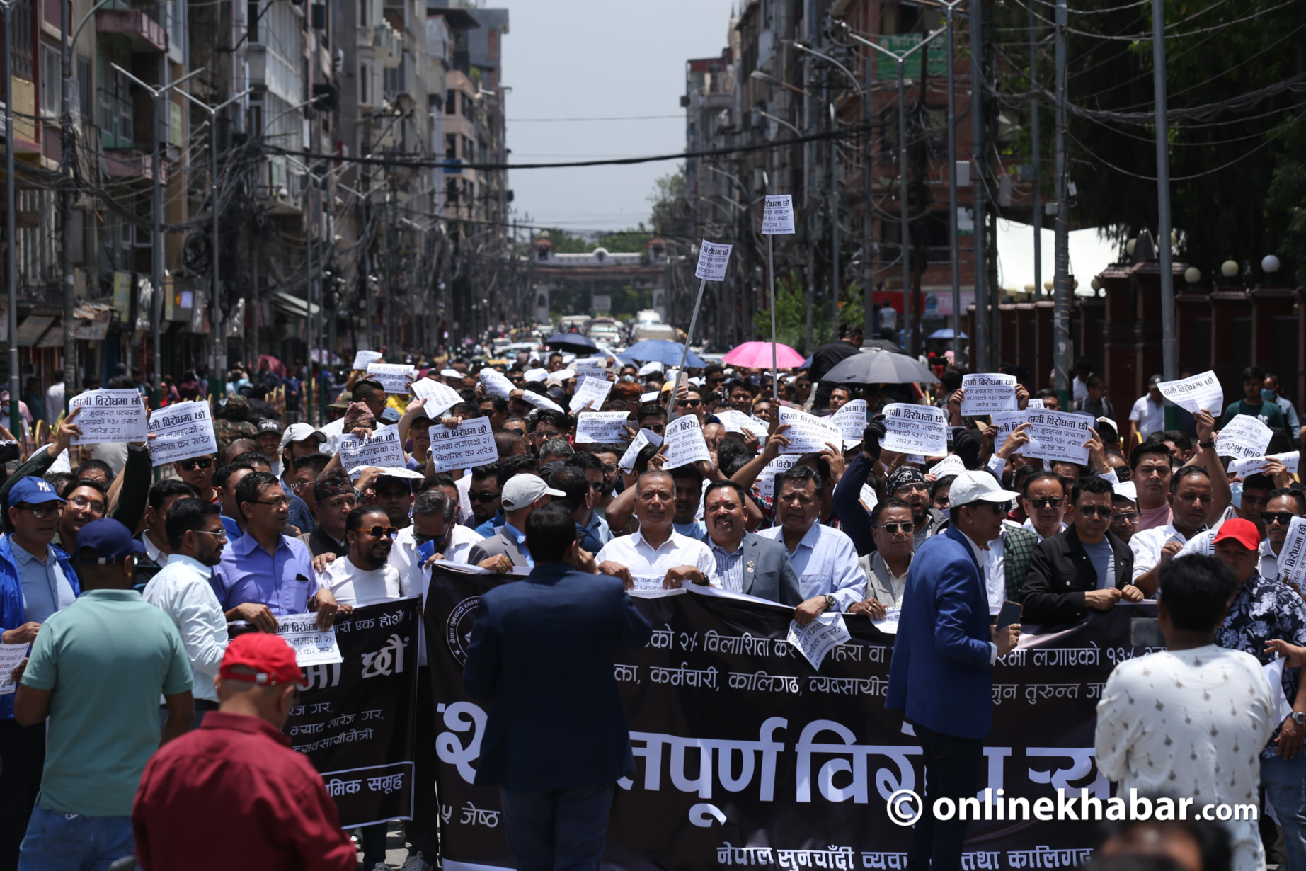 विलासिता कर खारेजीको माग गर्दै सुनचाँदी व्यवसायी सडकमा (तस्वीरहरु)