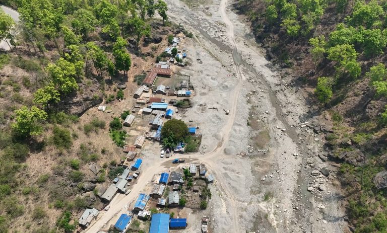 जहाँ जुलुस उठाउन गाडि पुग्छ, बिमारी उठाउन एम्बुलेन्स पुग्दैन 