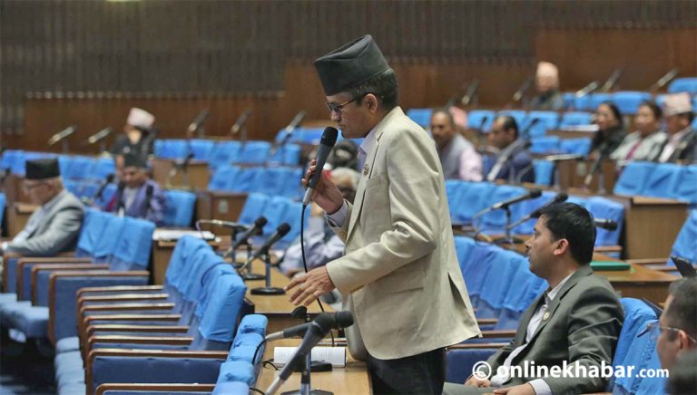 संसदमा सूर्य थापाको प्रश्न : हामी रत्नपार्कमा छौं कि शहीद गेटमा ?
