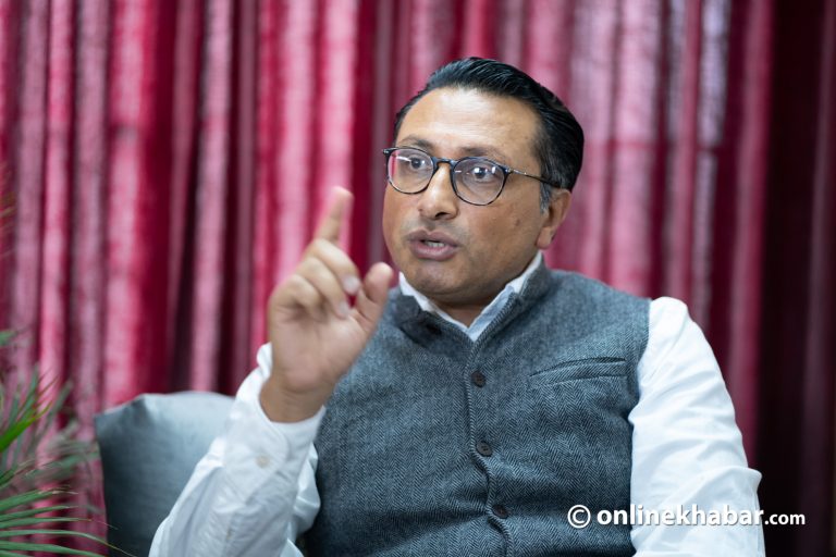 स्वर्णिम वाग्लेले साइबर ब्युराेमा उजुरी दिँदै