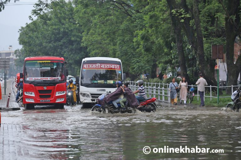 वर्षाले थसीखेल-महालक्ष्मी सडक जलमग्न (तस्वीरहरू)