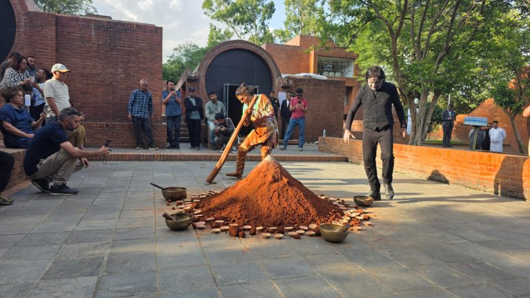 प्रकृतिमा परेको प्रभावलाई चित्रित गर्दै कला प्रदर्शनी