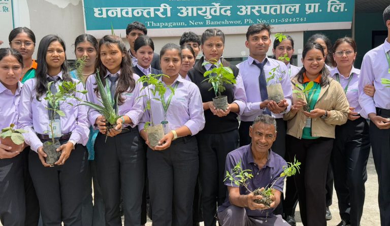 धन्वन्तरी संस्थानले मनायो जडीबुटी रोपेर राष्ट्रिय धान दिवस