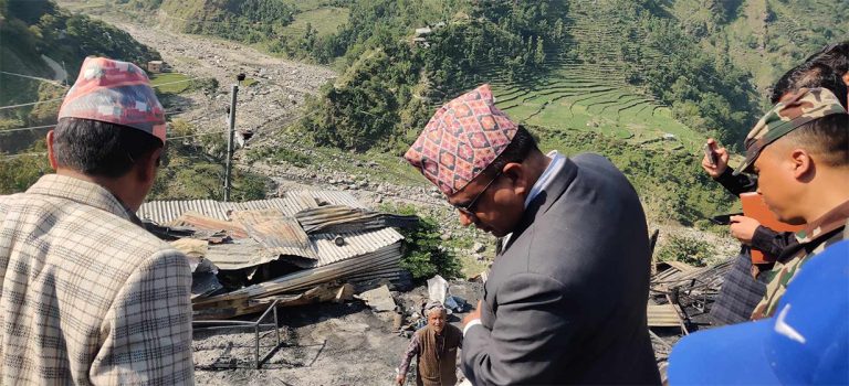 मन्त्री पाण्डेद्वारा आगलागीबाट नष्ट बाम्का बजारको निरीक्षण
