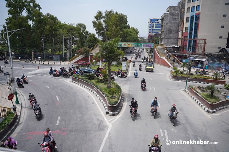 सडकमा छैनन् सार्वजनिक सवारी, यात्रुलाई सास्ती (तस्वीरहरू)