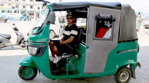 क्यान्सरका बिरामीसँग भाडा नलिने अटोचालक, भन्छन्– दुःखीको सेवा गर्न चाहन्छु