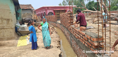 मन्दिरको पर्खाल बनाउने नाममा ६ दलित परिवारको बाटो ब्लक