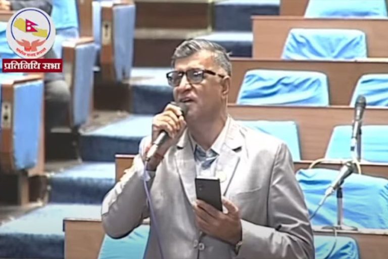 संसदमा रास्वपाका सांसदहरु पलेँटी कसेर बसेकोमा एमाले सांसदको नियमापत्ति