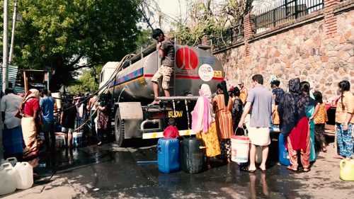 दिल्लीमा खानाभन्दा महँगो भयो पानी, बढ्दो गर्मीबीच गहिरिँदो जल संकट