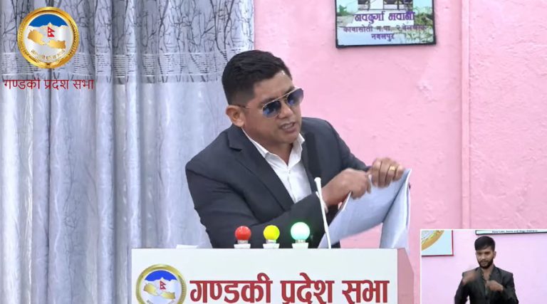 गण्डकीका सांसदले रोष्ट्रमबाटै च्याते बजेट पुस्तिका