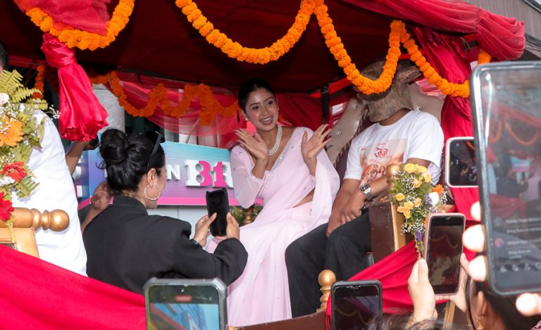 बग्गीमा चढेर ‘जन्ते बाख्रो’ प्रवर्धन गर्दै गरिमा