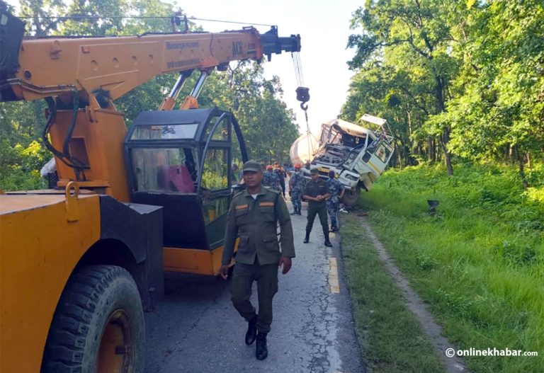 चितवनमा ग्यास बुलेट र ट्रक ठोक्किँदा २ जना घाइते