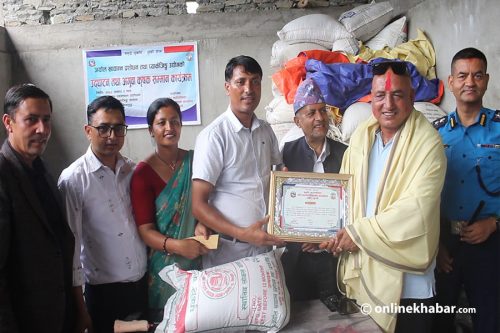 ४०० मुरी धान फलाएका कृषक अर्याललाई पालिकाले गर्यो सम्मान