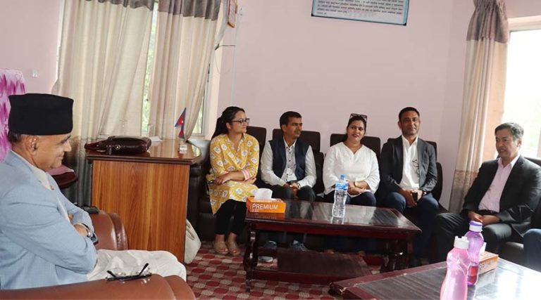 हितेन्द्रले गरे कोहलपुर–सुर्खेत प्रसारणको अनुगमन, असोजभित्र काम सक्ने