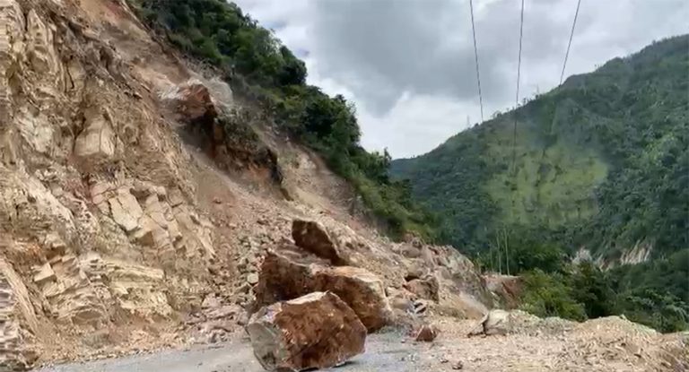अवरुद्ध कालीगण्डकी करिडोर नखुल्दा यात्रु बीच बाटोमै अलपत्र