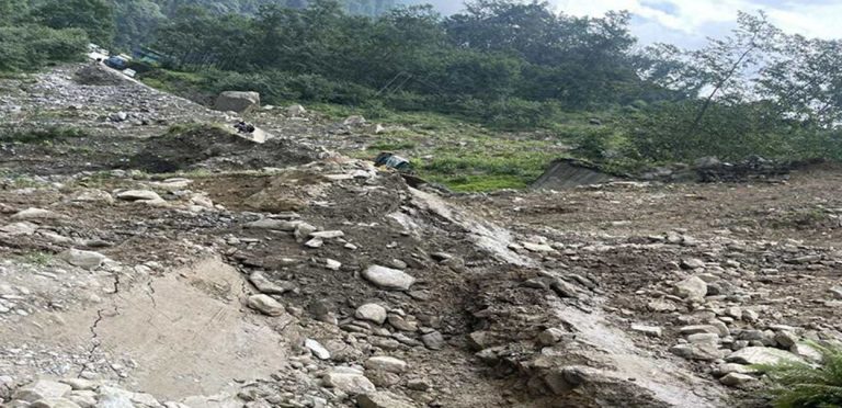 अरनिको राजमार्ग : कोदारी कोप्लाङमा सडक भासिएर आवागमन अवरुद्ध