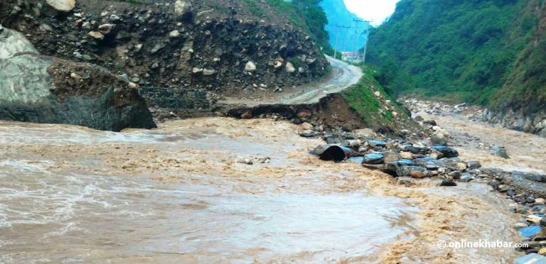 अरनिको राजमार्ग : लार्चामा ह्युम पाइप बगायो, तातोपानी नाका ठप्प