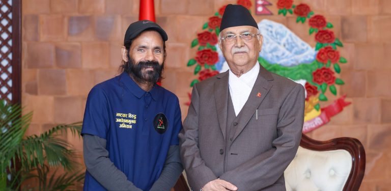 सुर्खेतबाट हिँड्दै काठमाडौं आएका बोहराले प्रधानमन्त्रीलाई भने- जुत्ता लाउँछु, दाह्री काट्छु