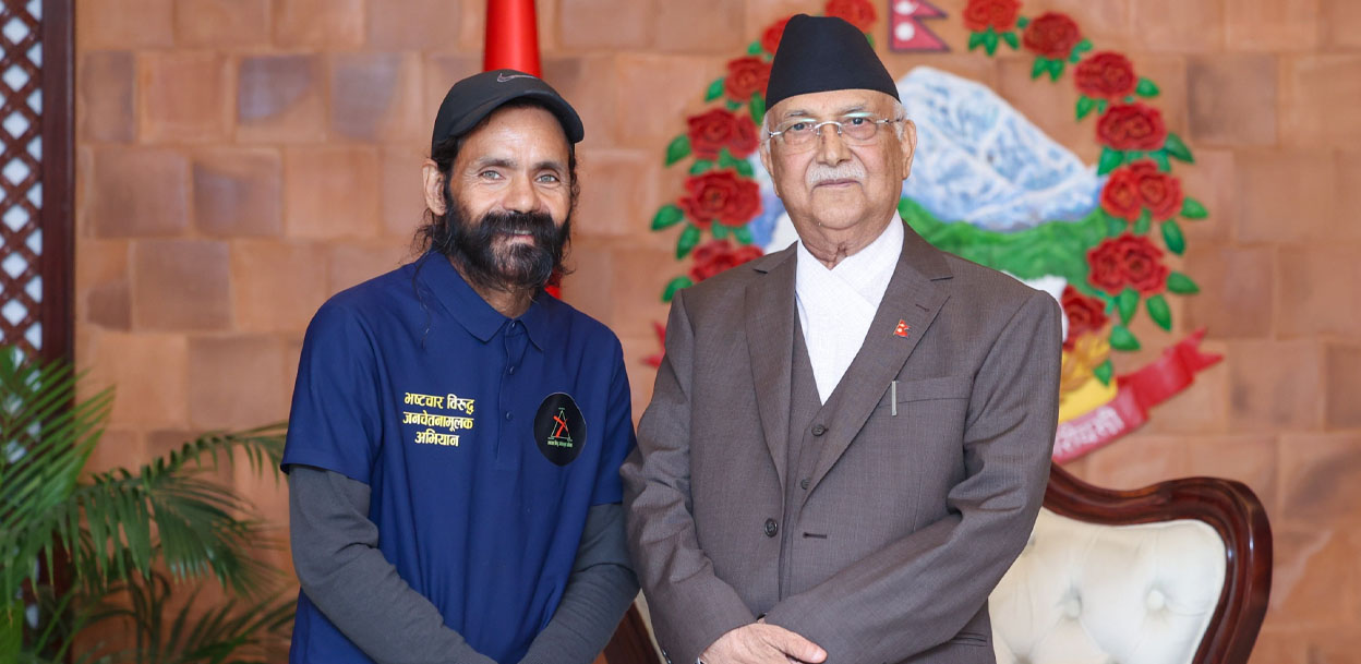 सुर्खेतबाट हिँड्दै काठमाडौं आएका बोहराले प्रधानमन्त्रीलाई भने- जुत्ता लाउँछु, दाह्री काट्छु