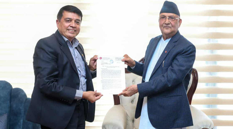 प्रधानमन्त्री ओली र महासंघ अध्यक्ष ढकालबीच भेट, हवाई टिकटमा लगाइएको कर हटाउन आग्रह