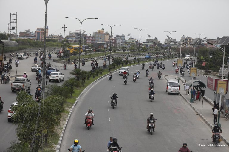 सहमतिपछि पनि व्यवसायीले चलाएनन् सार्वजनिक गाडी (तस्वीरहरू)