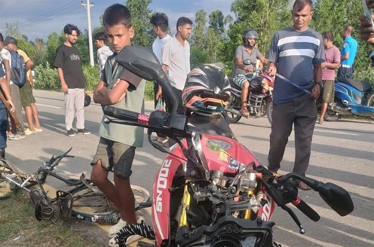 सिरहामा मोटरसाइकल र साइकल ठोक्किँदा ३ जनाको मृत्यु