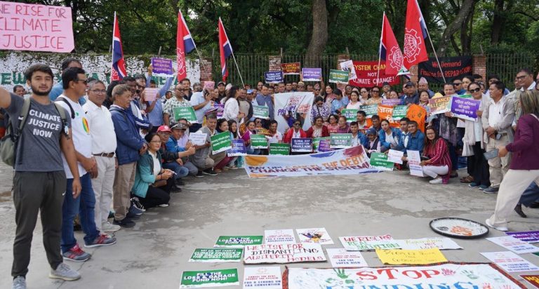 विकासशील देशको ऋण संकट र जलवायु न्यायको मागसहित प्रदर्शन