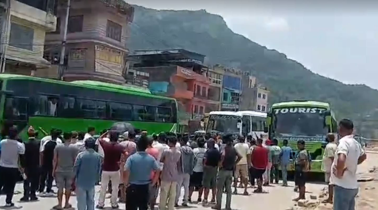 पोखरामा अलपत्र यात्रुलाई आज पनि स्कर्टिङबाटै गन्तव्यमा पुर्‍याइँदै