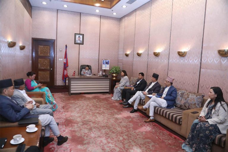 संसद् बैठक अघि कांग्रेस, एमाले र माओवादीसँग छलफलमा सभामुख