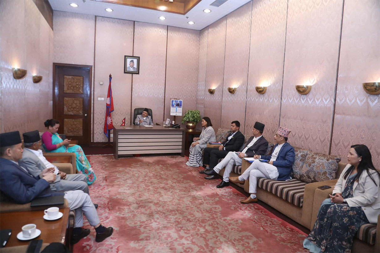 संसद् बैठक अघि कांग्रेस, एमाले र माओवादीसँग छलफलमा सभामुख