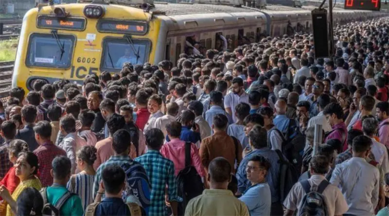 मुम्बईमा गुडिरहेको रेलबाट खसे १० यात्रु