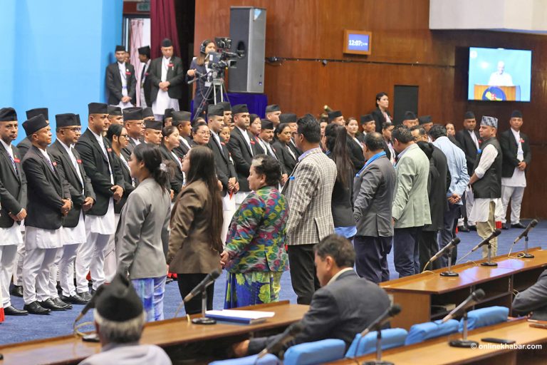 वेलमा उभिएर रास्वपा सांसदहरूले गरे विरोध (तस्वीरहरू)