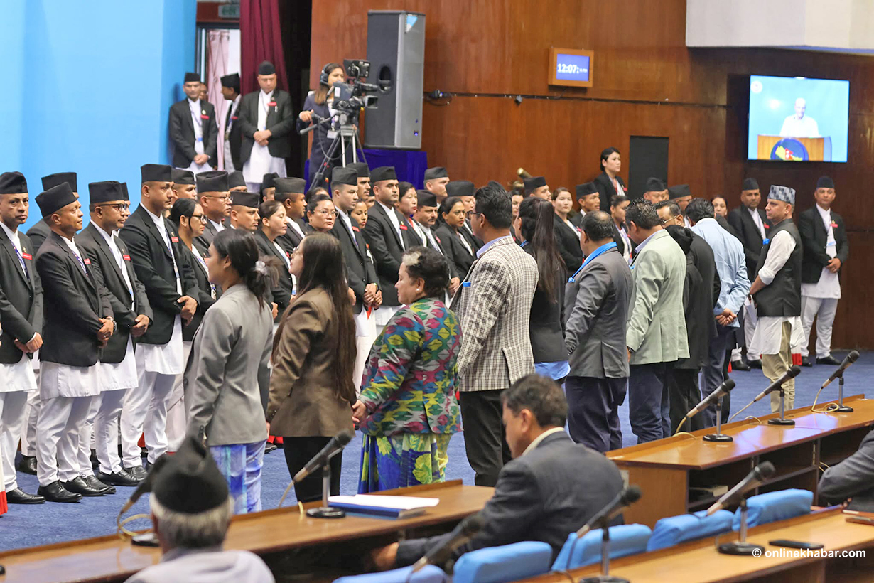वेलमा उभिएर रास्वपा सांसदहरूले गरे विरोध (तस्वीरहरू)