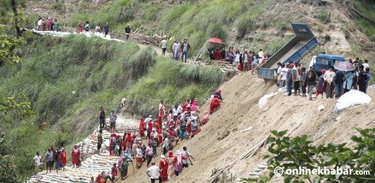 नीलबाराही मन्दिर संरक्षण गर्न श्रमदान (तस्वीरहरू)