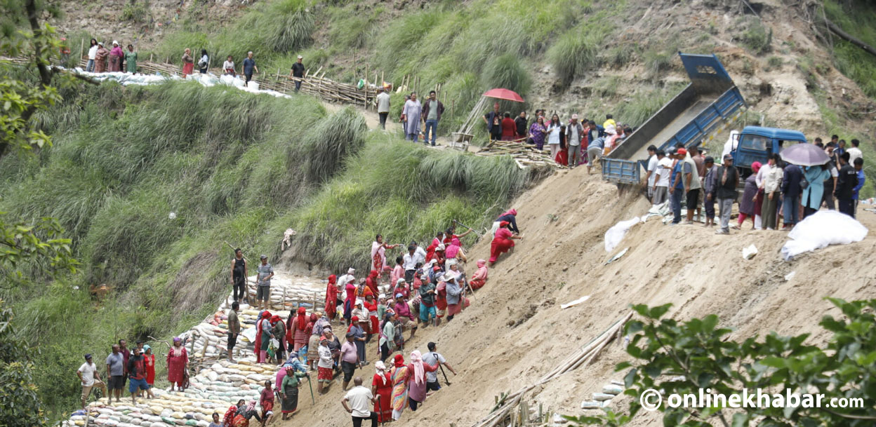 नीलबाराही मन्दिर पुग्ने बाटो खन्न निरन्तर श्रमदान (तस्वीरहरू)