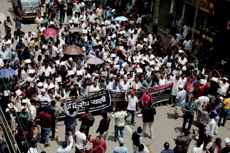 विलासिता कर खारेजीको माग गर्दै सोमबार पनि सुनचाँदी व्यवसायीको प्रदर्शन