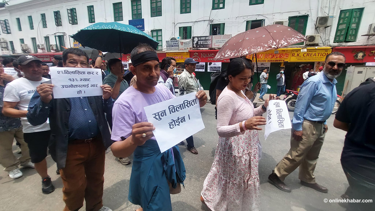 सुन विलासिता होइन भन्दै व्यवसायीको प्रदर्शन (तस्वीरहरू)